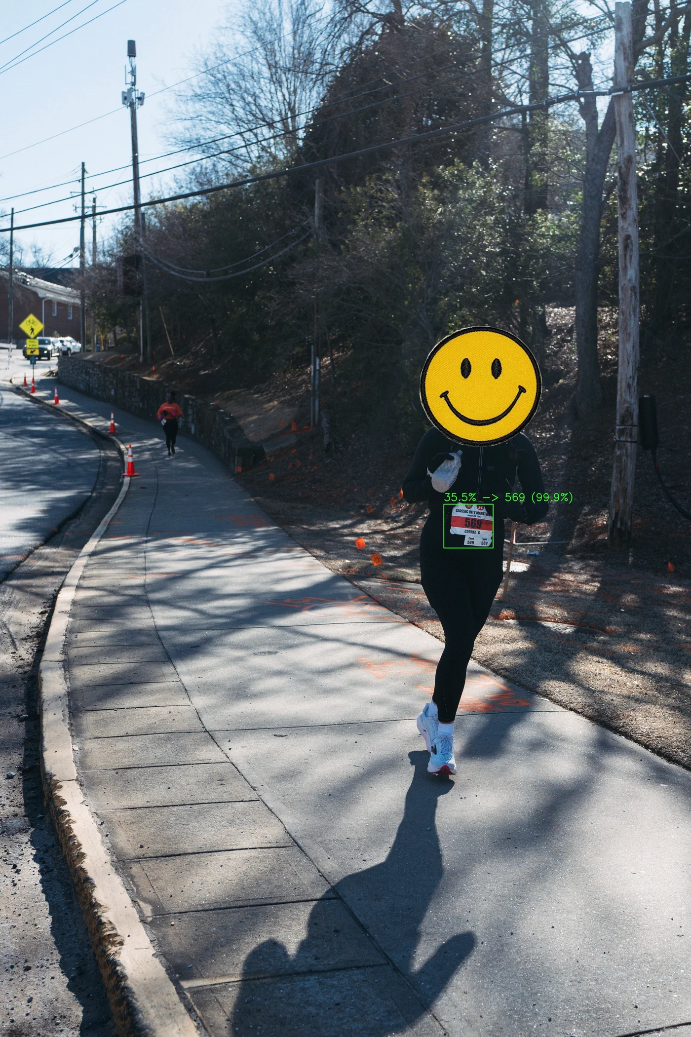 Image of a marathon runner with a number bib being detected by artificial intelligence